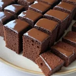 Saftiger Zucchini-Lebkuchen vom Blech – das einfache Tassenrezept für jeden Tag