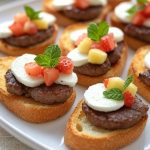 Süß-herzhaftes Bruschetta-Frühstück mit Bratwurst, Früchten und Mozzarella – eine kreative Brunch-Idee